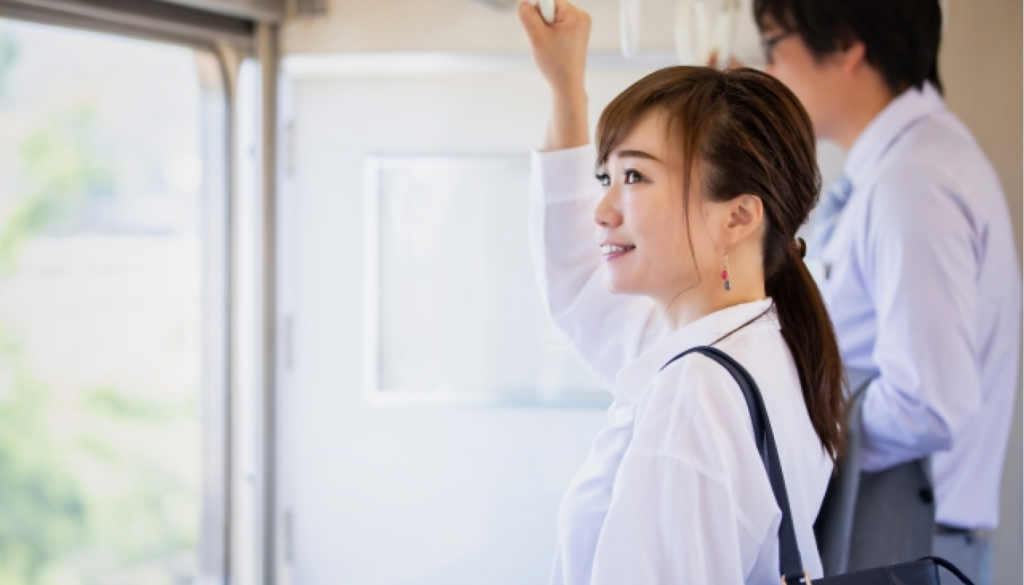 通勤・通学や休日の外出にもなじみやすい