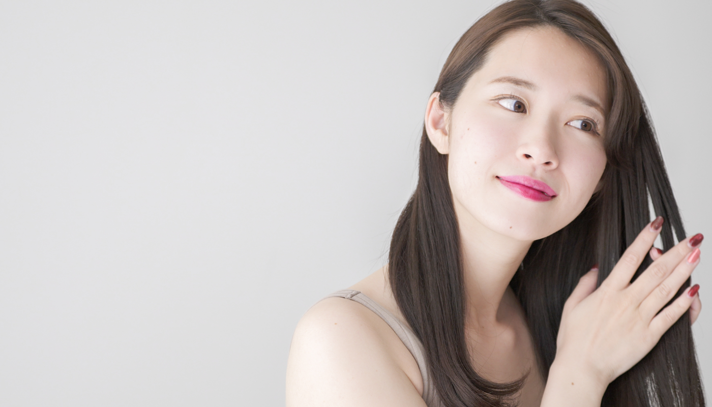 手のひらに少量出してから毛先になじませる