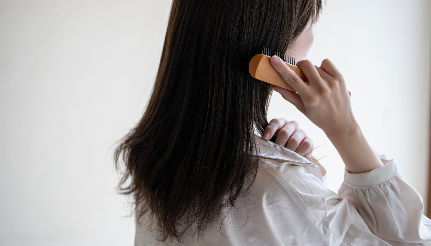 ヘアブラシに噴射して髪を解く