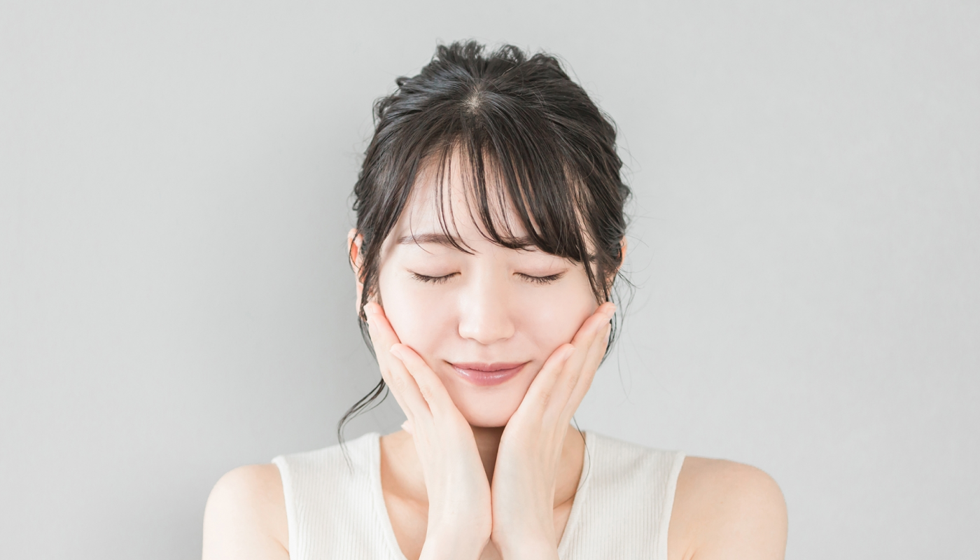 ③手のひらで軽く温めて優しくプレスする