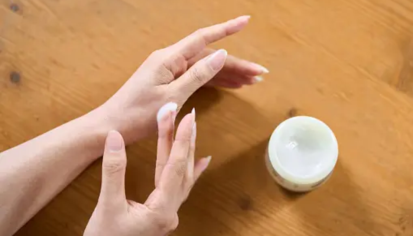 ハンドクリーム・ハンドパックでケアをする