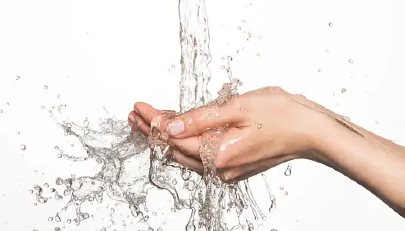 水分不足で皮膚がしぼむため