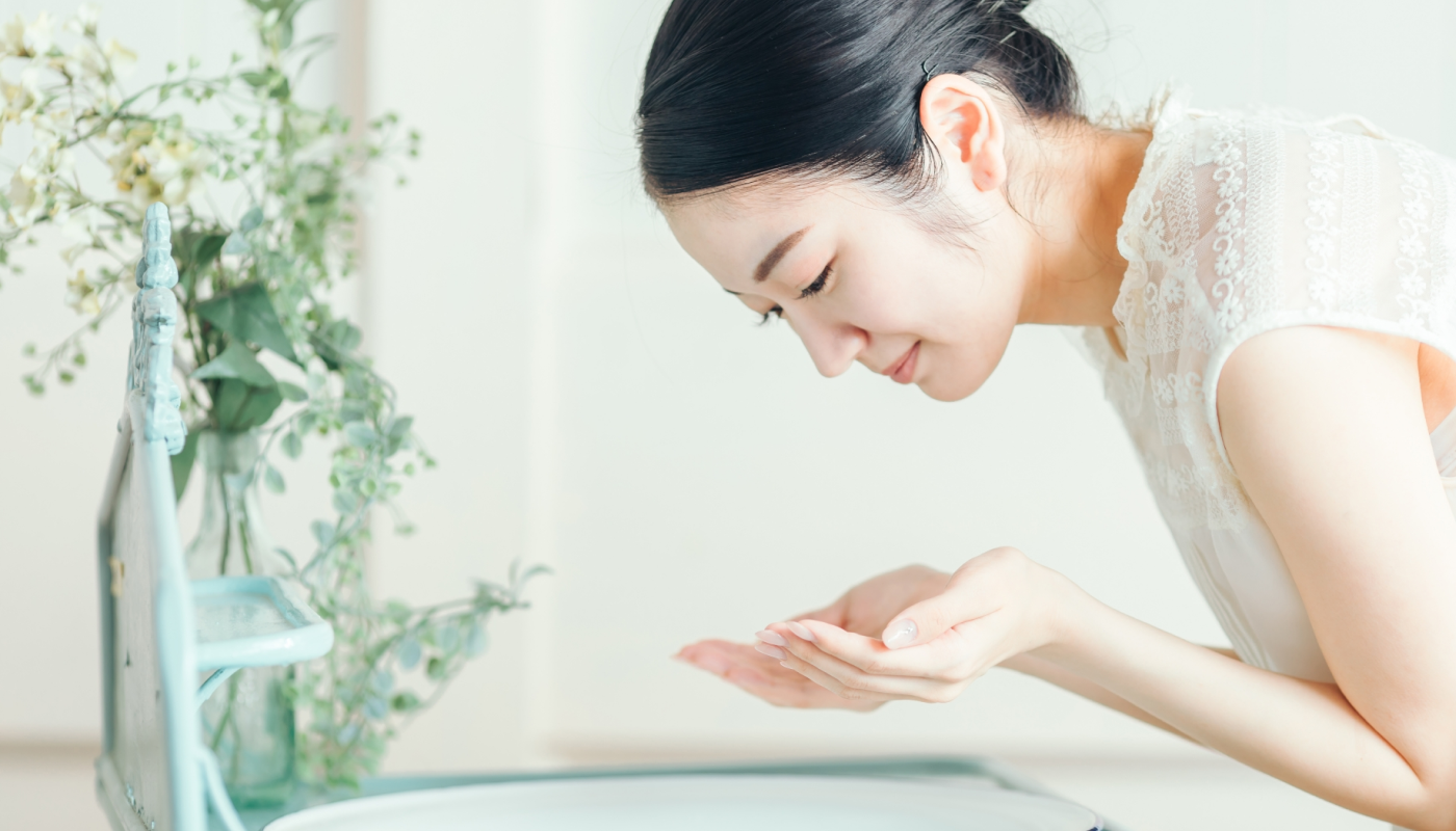 ①洗顔で毛穴汚れをとる
