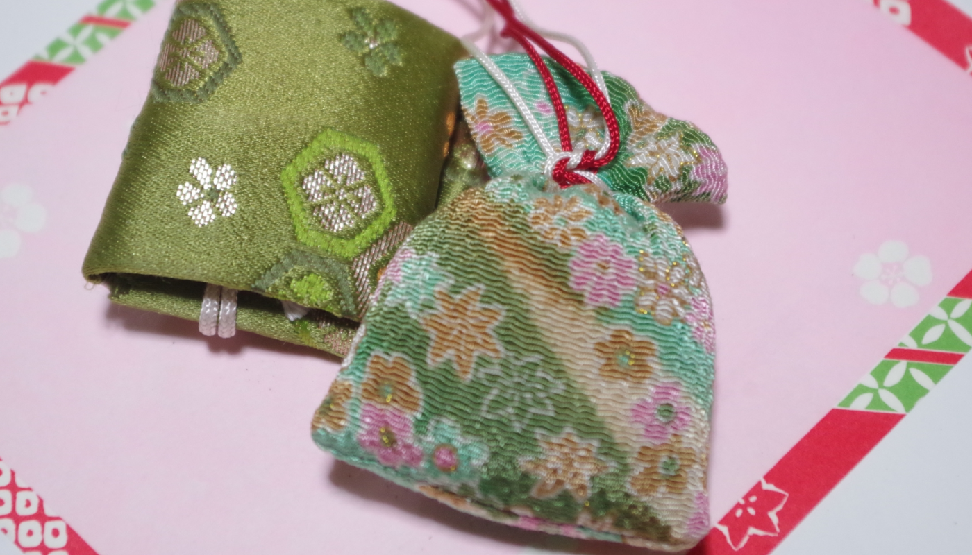 匂い袋：刻んだ香原料を巾着に詰めた日本式のアイテム