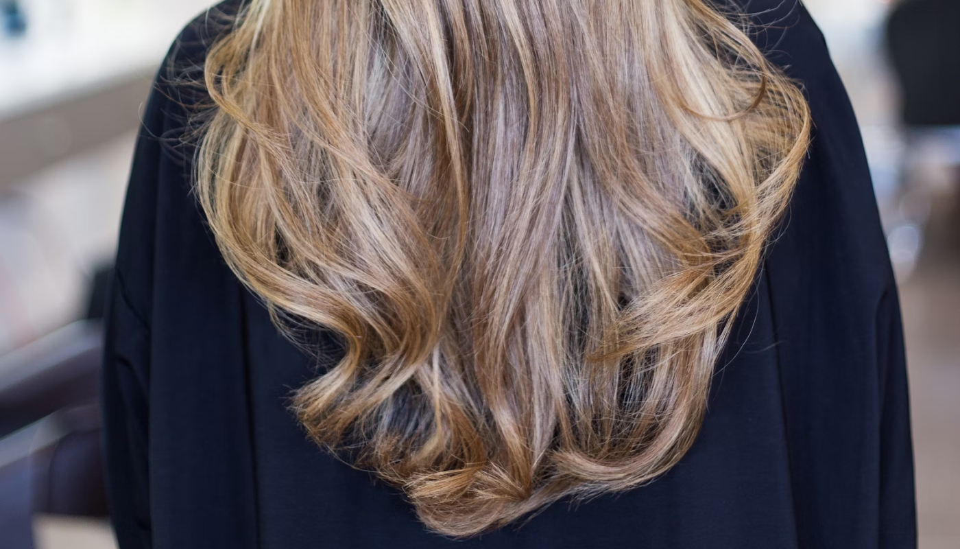 カラーやパーマによるパサつきが気になる人は【保湿成分配合のヘアミルク】がおすすめ