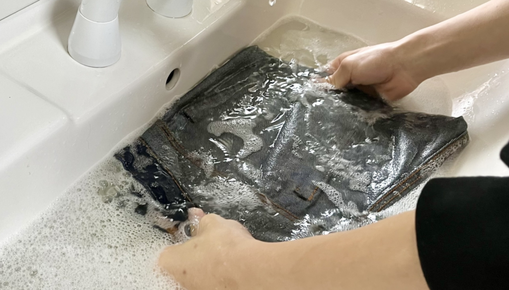 洗濯物を洗面器に移し、すすぎ水に柔軟剤を投下
