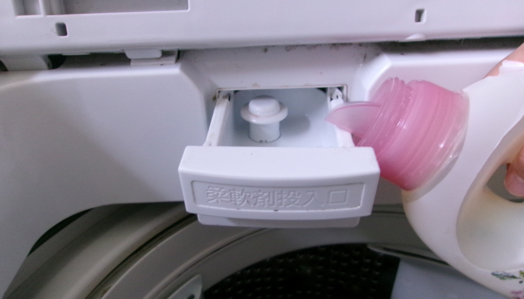 投入口に洗濯洗剤・柔軟剤を入れる