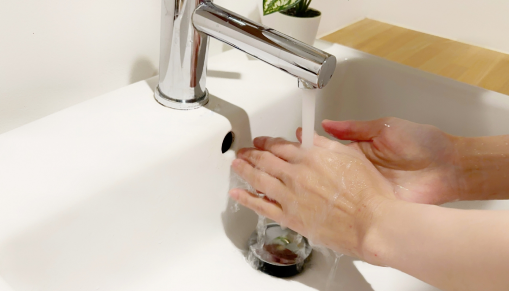肌に異常を感じたら大量の水で洗い流す
