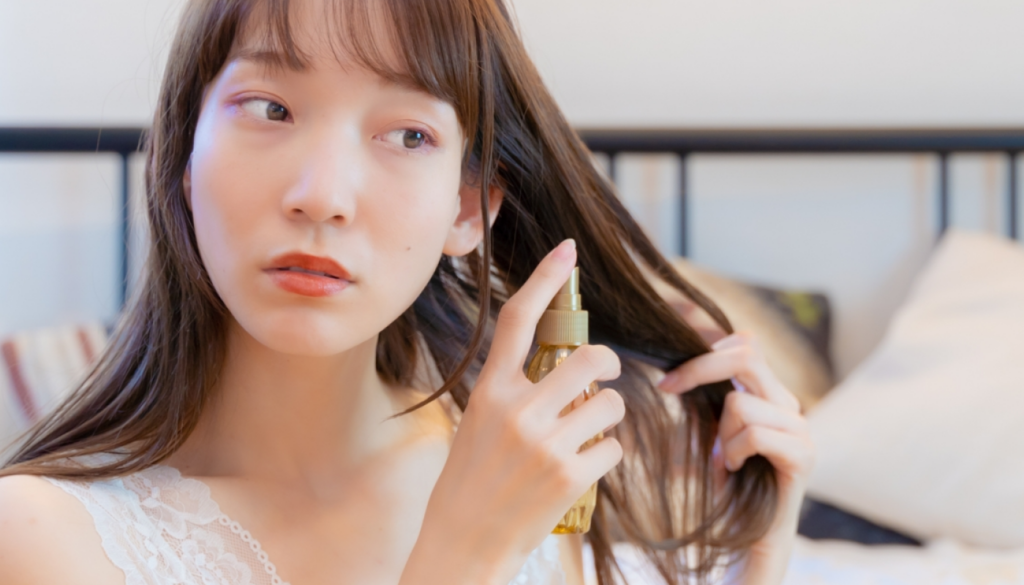 少量を手に取り、毛先を中心に塗布