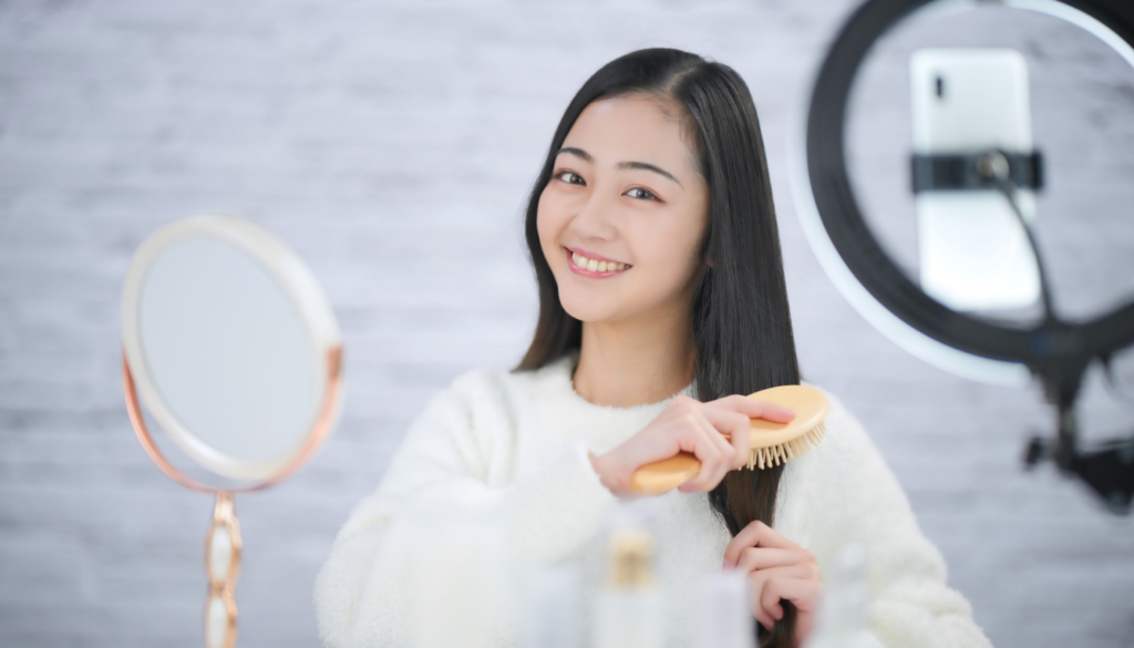 ヘアオイルをつけた後はブラシやコームで髪をとかす