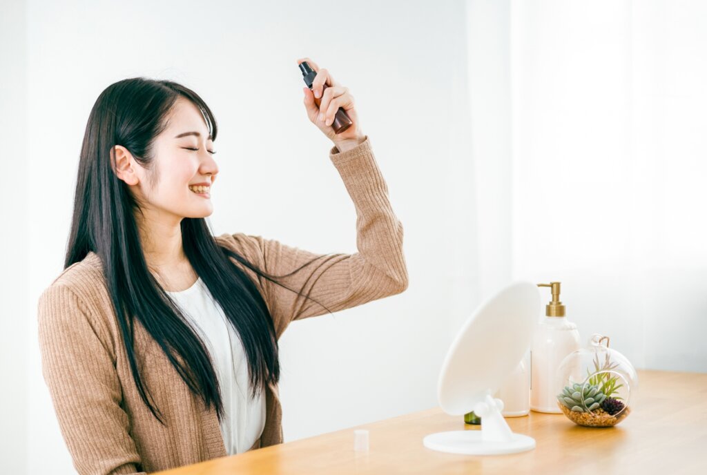 肌にスプレーする