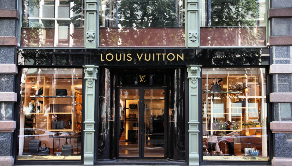 直営店や公式オンラインで世界観ごと楽しむ