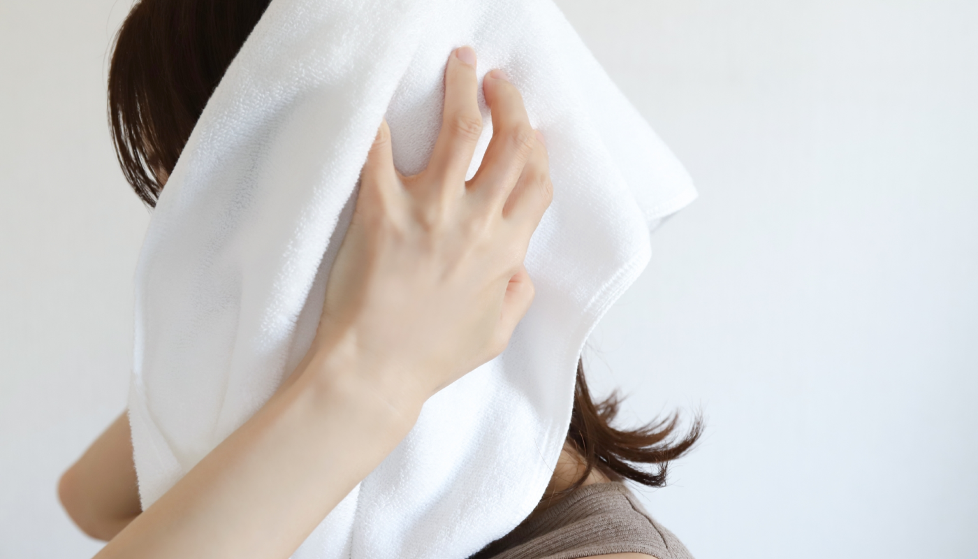 抑えるようにタオルドライする