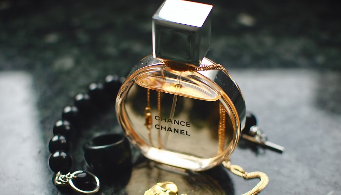 フランス製の伝統ある香水で高級感と上品さを♡