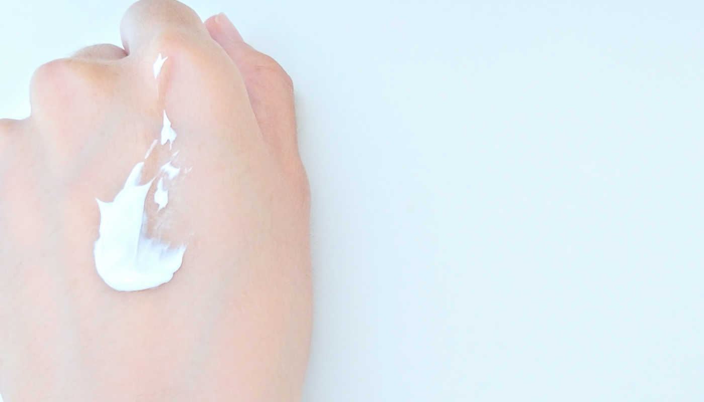 STEP1.手肌が乾いた状態でスパチュラで適量を手に取る