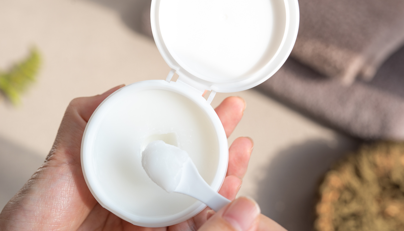 素手でバームを取るのはNG！付属のスプーンを使おう