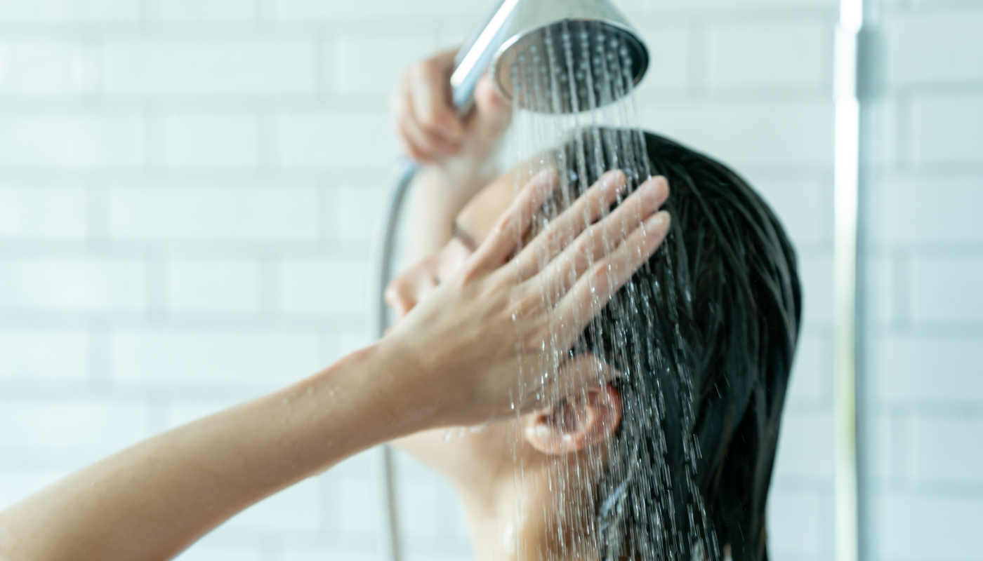 ②お湯で頭皮と髪を予洗い