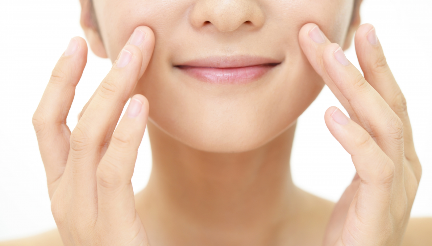 STEP3.顔全体に広げ、指先で円を描くようにメイクとなじませる