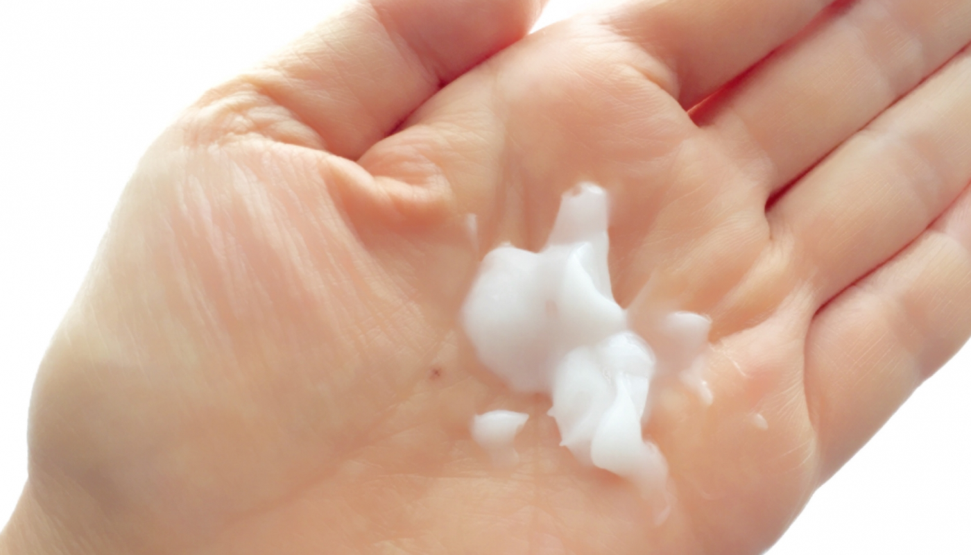 ①クレンジング剤を乾いた手のひらで温める